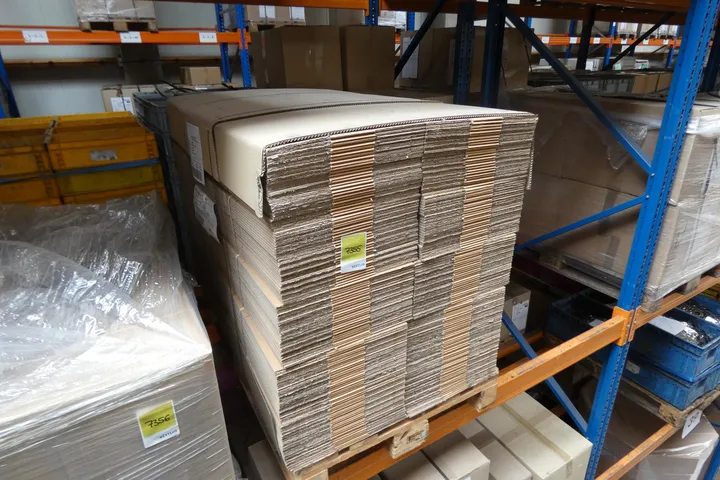 Konvolut Faltkiste Fefco 0201, 344x273x99 Umfang: Palette mit Inhalt